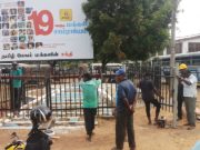 நினைவுதூபிக்கு பின்னாலுள்ள பிரமாண்ட விளம்பரத்தை அகற்ற கோரிக்கை