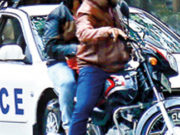 கொள்ளையில் ஈடுபடும் பொலிசார்