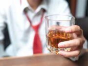 பாடசாலை சீருடையில் மதுபானம் அருந்திய 5 மாணவர்கள் கைது !