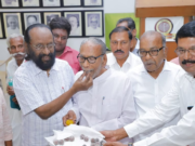 விடுதலைப் புலிகளின் தலைவர் உயிரோடு! இனிப்பு வழங்கி கொண்டாட்டம்